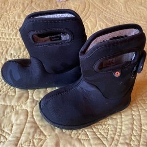 Black Fleece lined Bogs boots size 7. Worn 1 vacation trip. Like new condition.